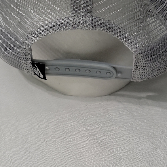 Nike Kids Silver Mesh Cap Size 4-7 - Picture 3 of 8